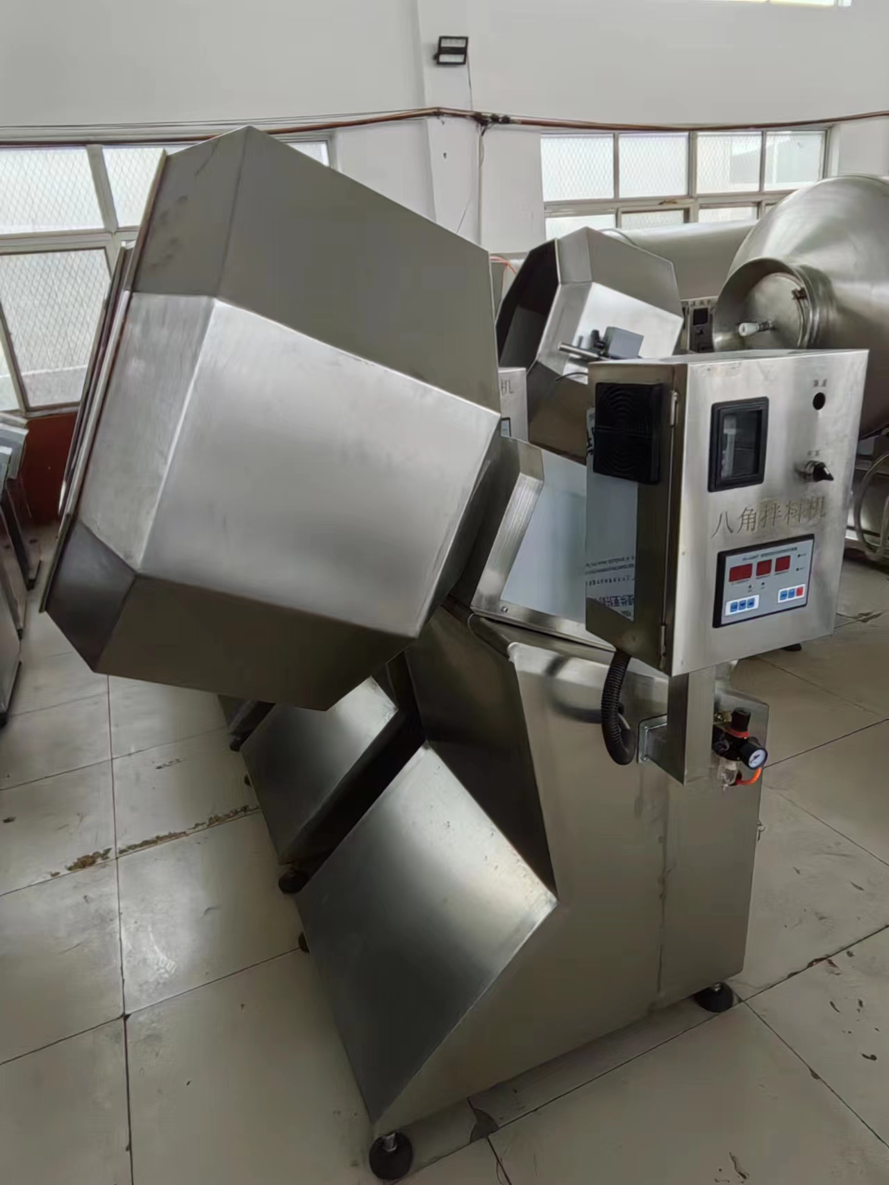 八角拌料机3..jpg