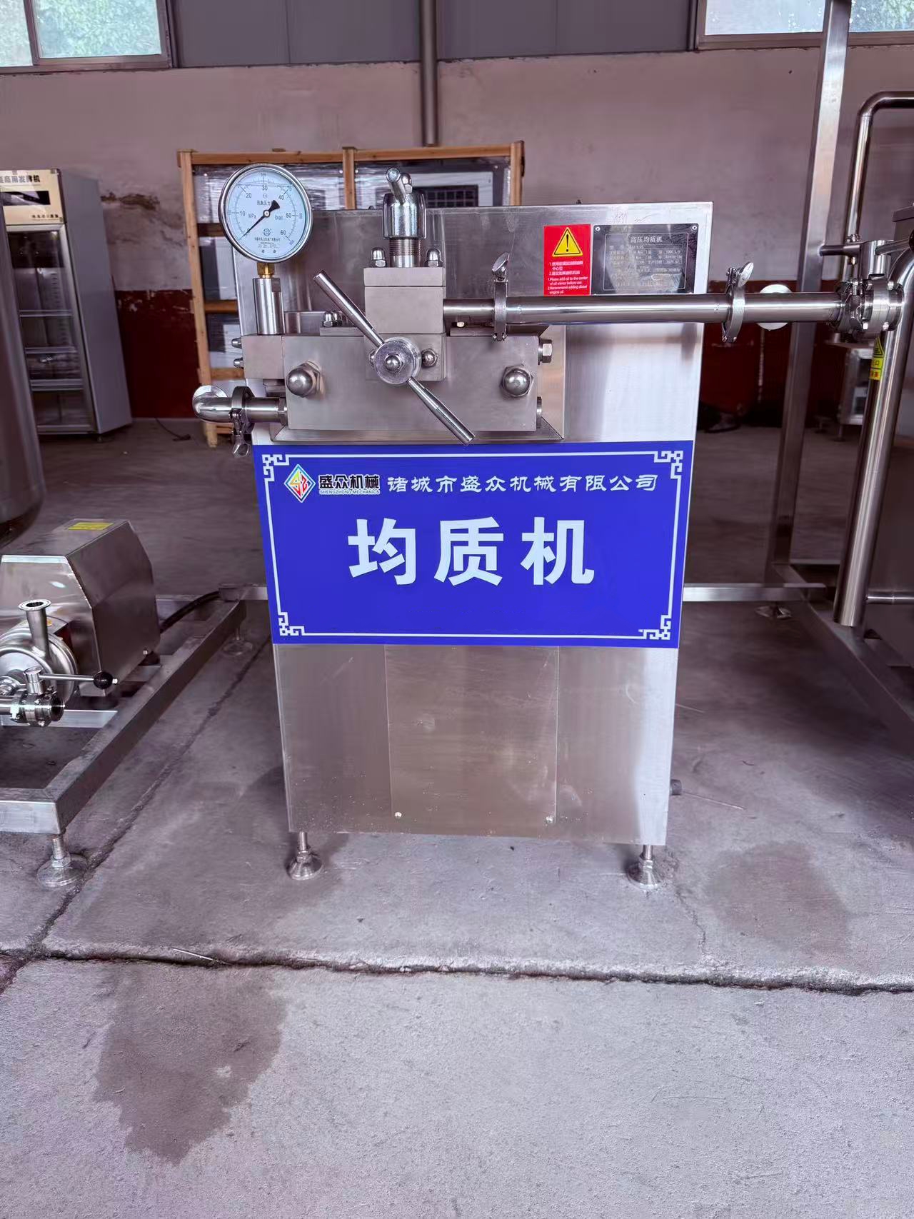 小型酸奶生产线成套设备 酸奶鲜奶全套设备流水线  小型酸奶生产线成套设备 盒装酸奶生产线 酸奶全自动生产线设备盒子的容量，外形尺寸会有不同，有的是圆柱型的像一个杯子一样的，这种酸奶盒子，食品级塑料材质，顶部铝箔单片封口膜。还有底部是方形的酸奶盒子，顶部铝箔片也是同样形状覆盖上面