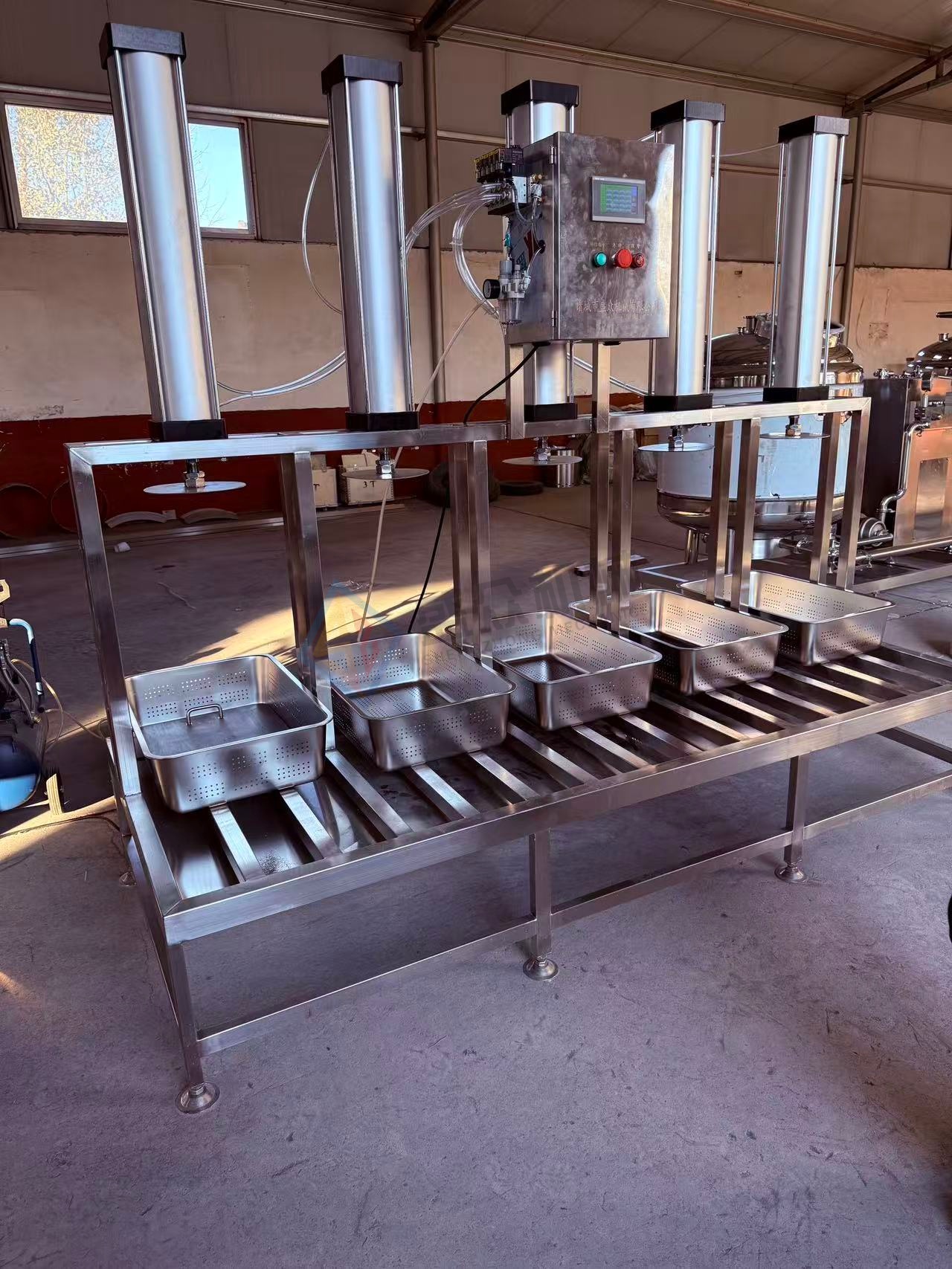 小型干噎酸奶加工生产线 冷萃酸奶全套加工设备 干巴酸奶压制机